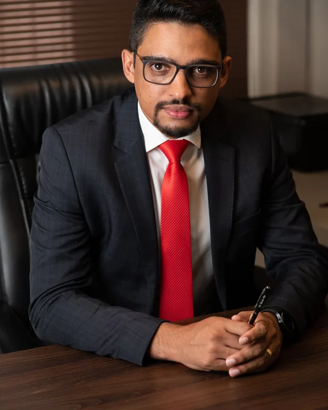 Advogado do Vaz & Virgulino em atendimento na mesa de trabalho