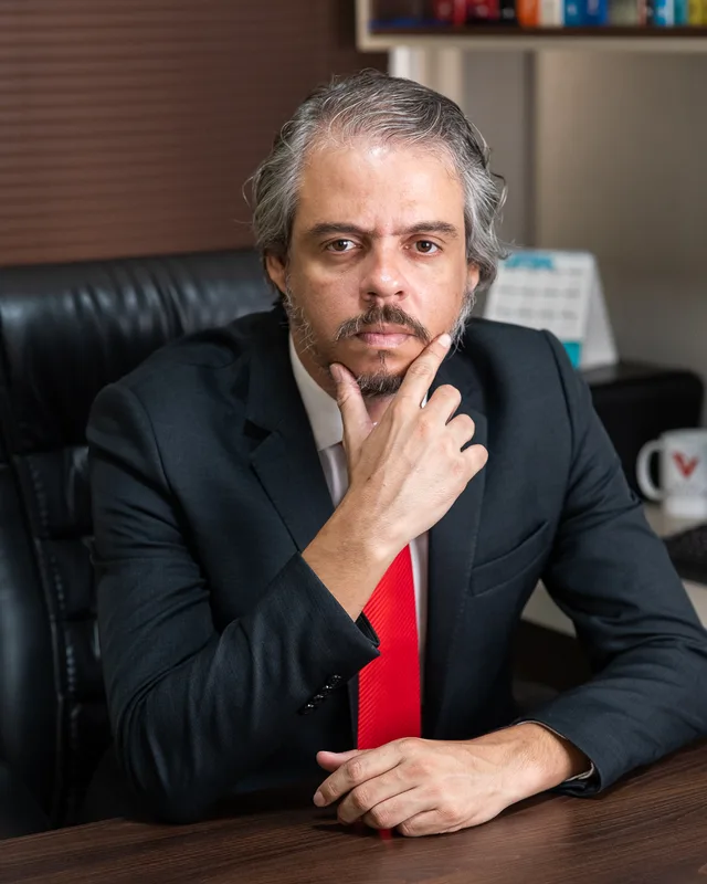 Sócio do Vaz & Virgulino Advocacia em seu escritório