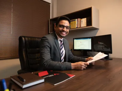 Advogado do Vaz & Virgulino Advocacia em atendimento no escritório