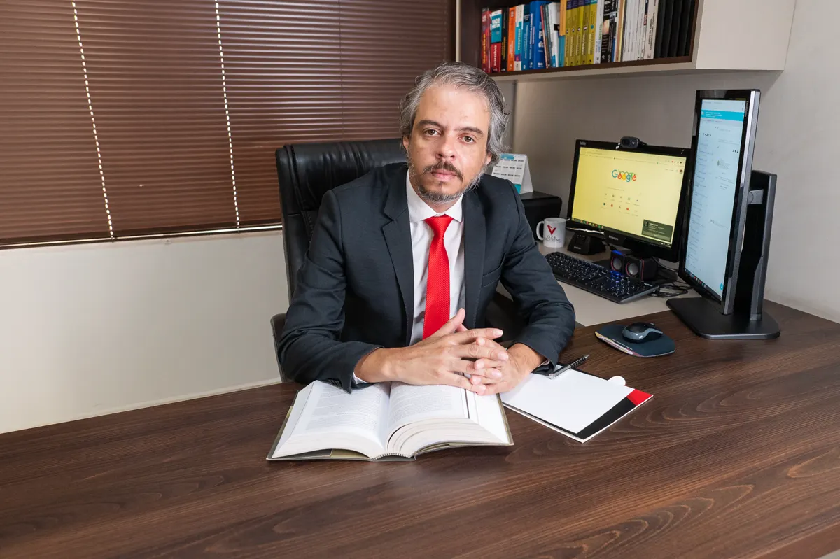 Sócio em atendimento na mesa de trabalho